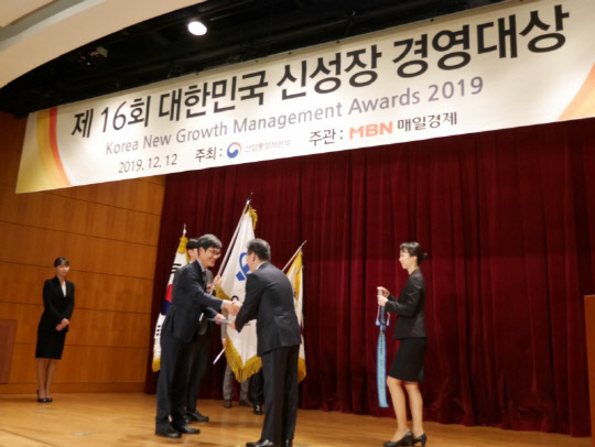 윤완수 웹케시 대표(왼쪽)가 '대한민국 신성장 경영대상' 정보통신기술 부문 국무총리 표창을 수상하고 있다. 웹케시 제공